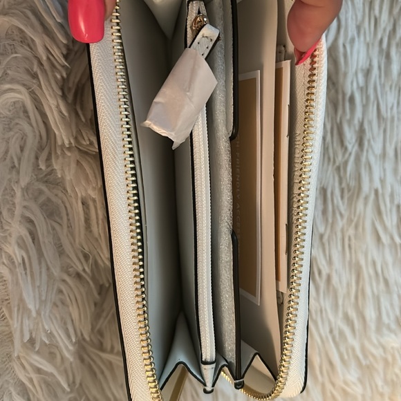 Michael kors brand new white wallet - Picture 2 of 2